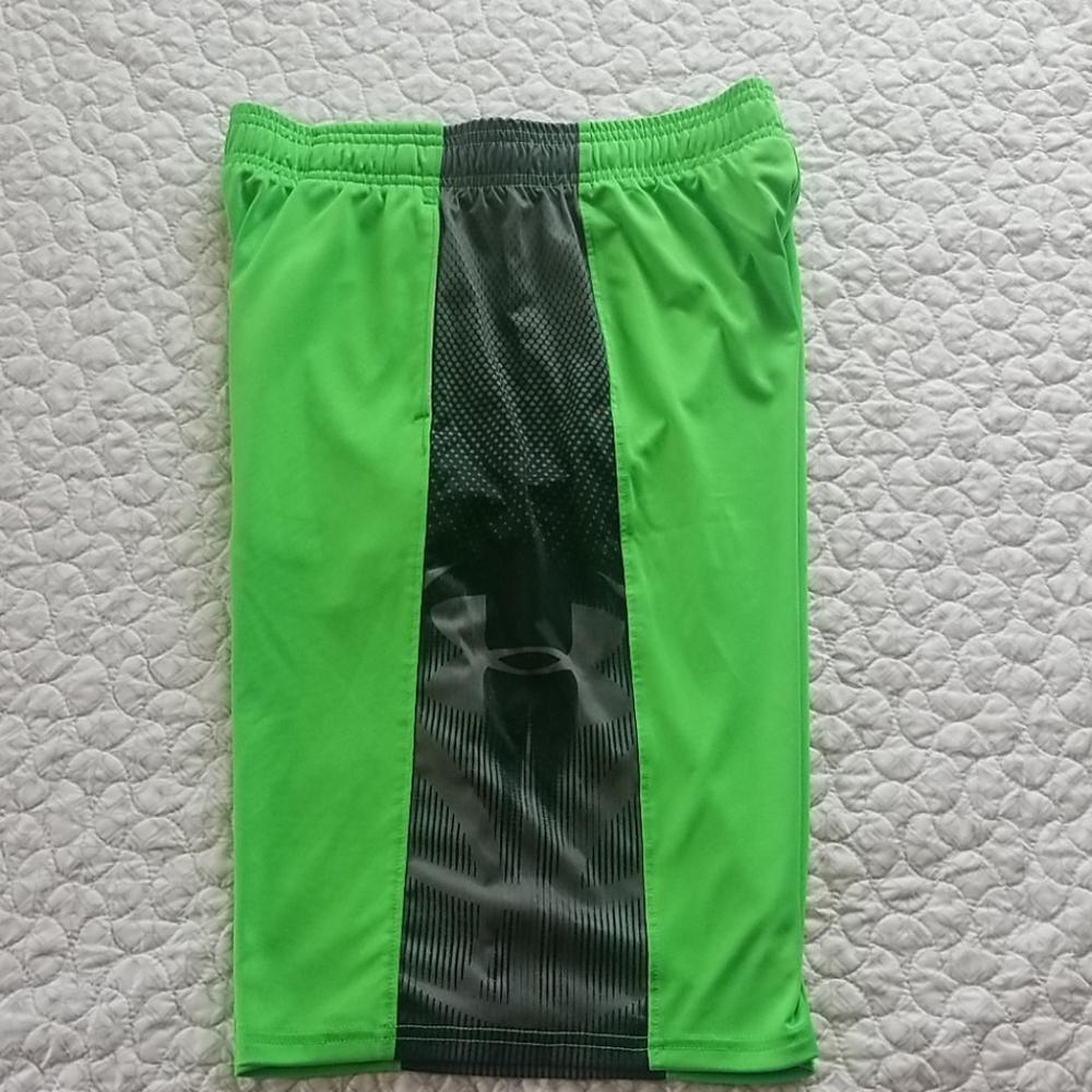 Boys L Underarmor Shorts